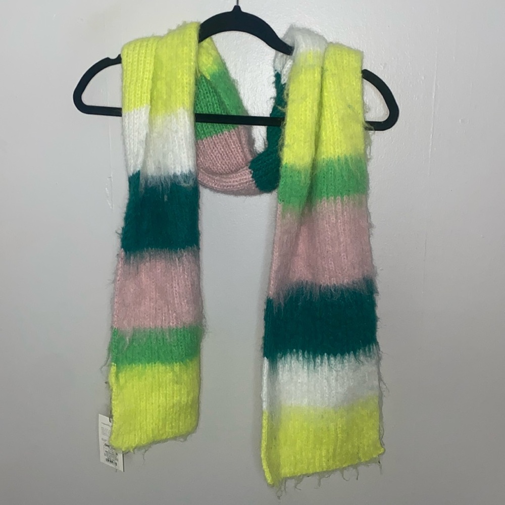 🌵NWT Adorable green striped scarf!